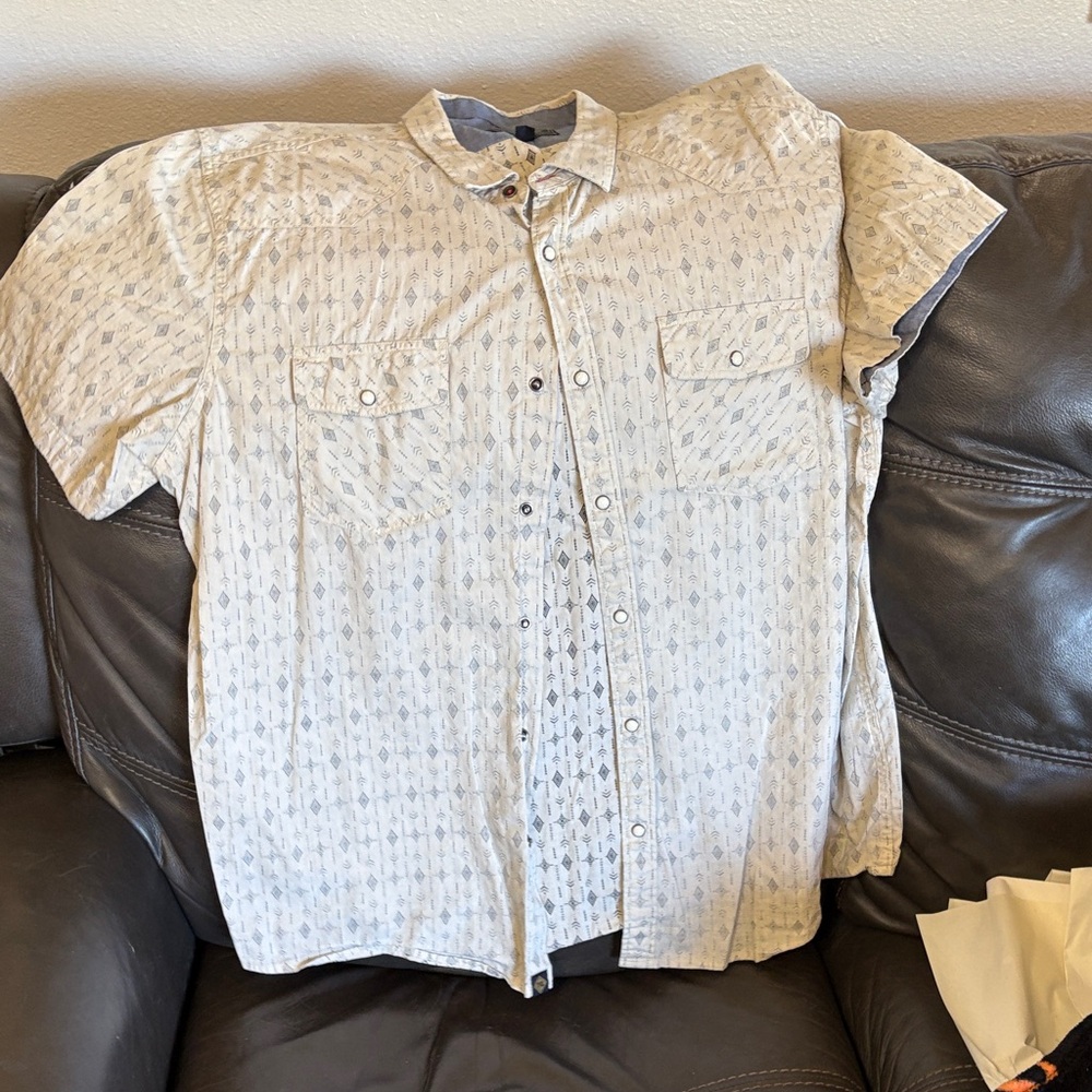 Men's Patterned Short Sleeve Shirt with pearl snaps